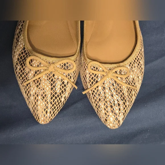 Banana Republic Snakeskin Flat Dress Shoes - Bow Detail - Size 7 - Picture 5 of 9